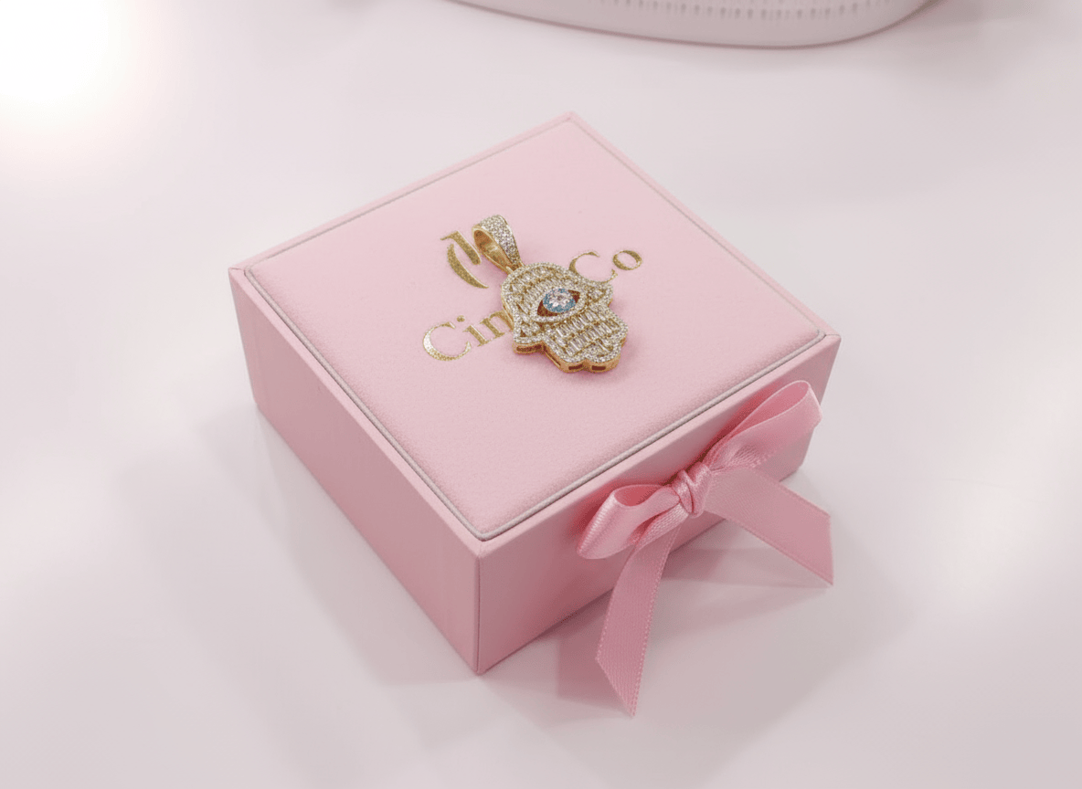 Hamsa pendant in yellow gold