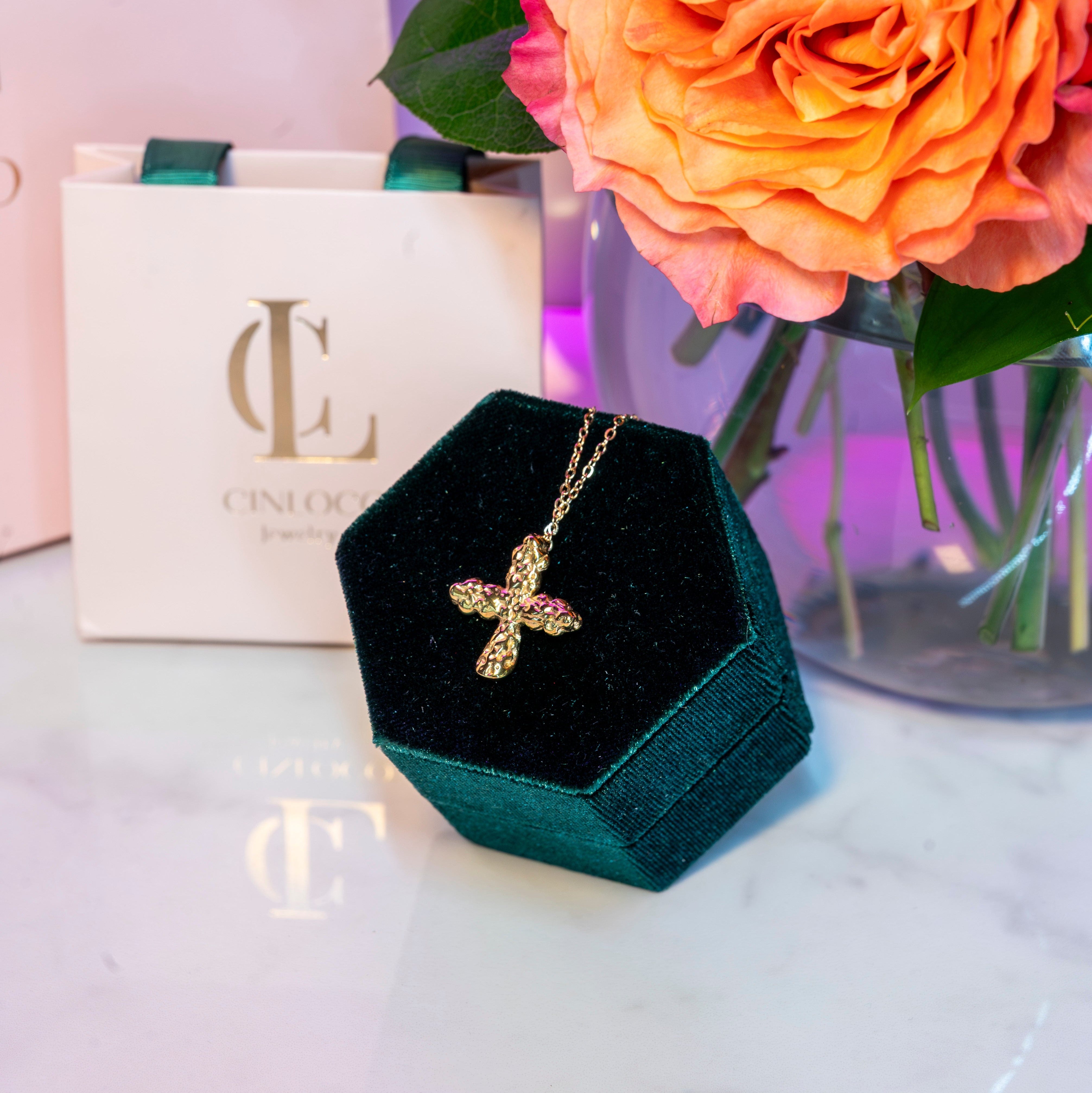 Angelina Cross Necklace - CinloCo