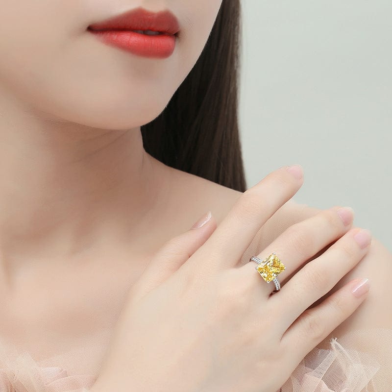 The jlo ring on lady- CinloCo