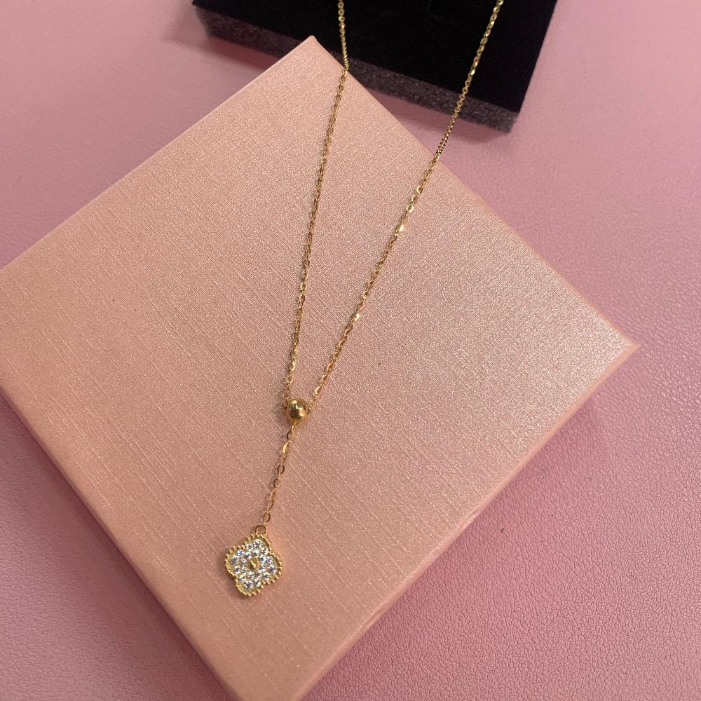 18k Solid Gold Clever Clover Necklace - CinloCo