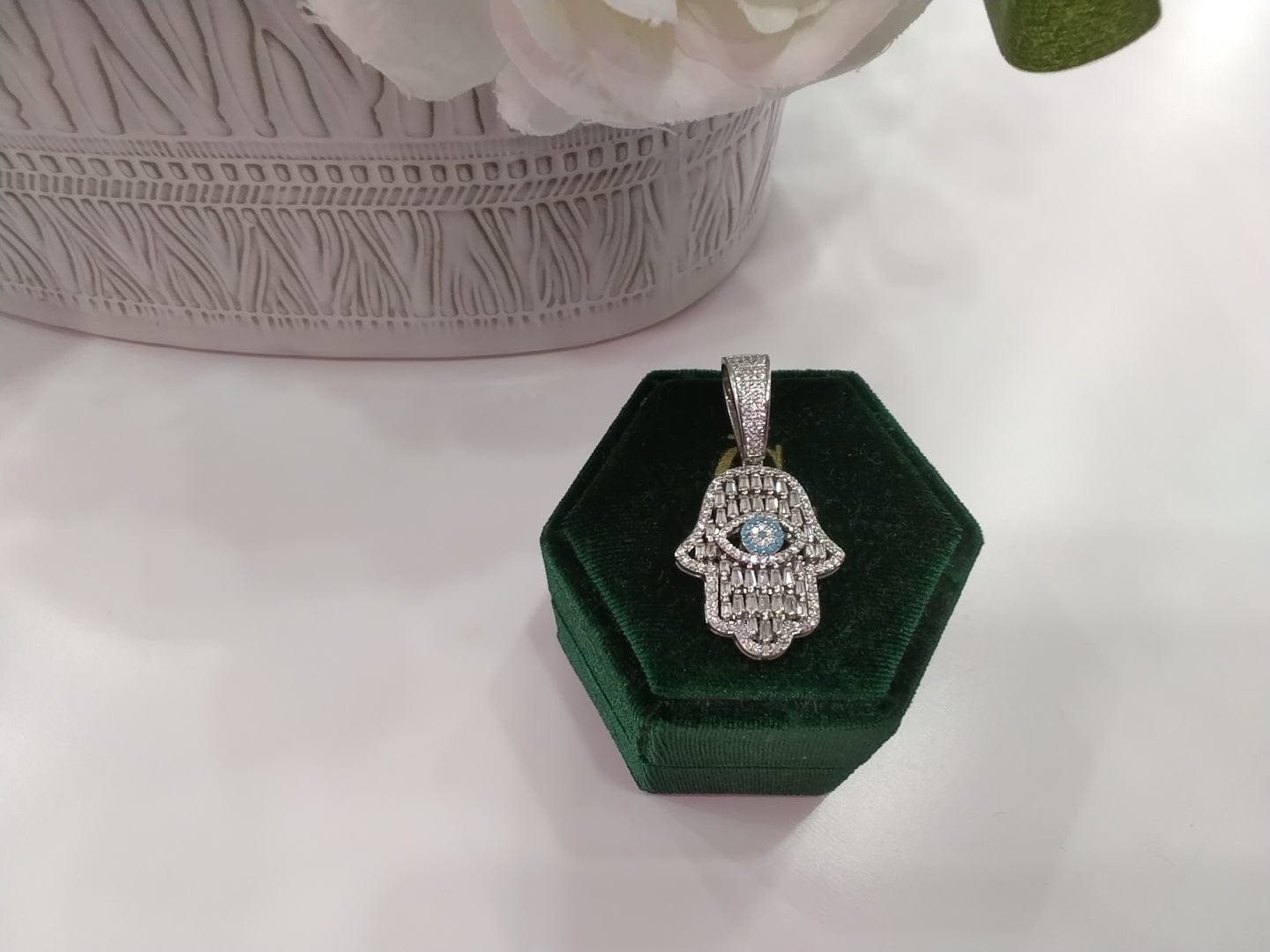 Hamsa Pendant in white gold - CinloCo